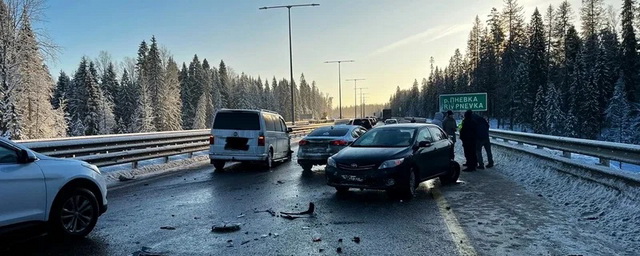 В Новгородской области на трассе М-11 произошло массовое ДТП с участием 11 автомобилей